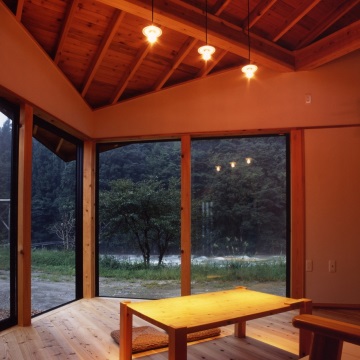 寝室と背中合わせの場所にある居間　コーナーを窓とした山村ならではの開放的なつくりです