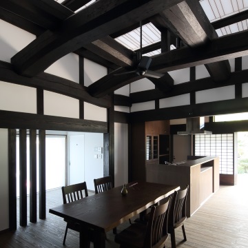 食堂の古材を組み直した天井全面が和紙張りのひかり天井です